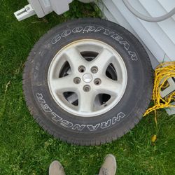 P225/75r15 2 Wheels And Tires Together 