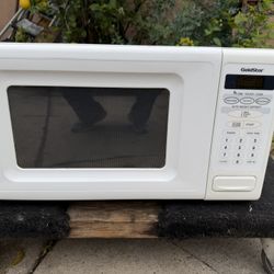 Small Microwave In Excellent Condition  19” Wide 13” Side  10” High  By  Goldstar