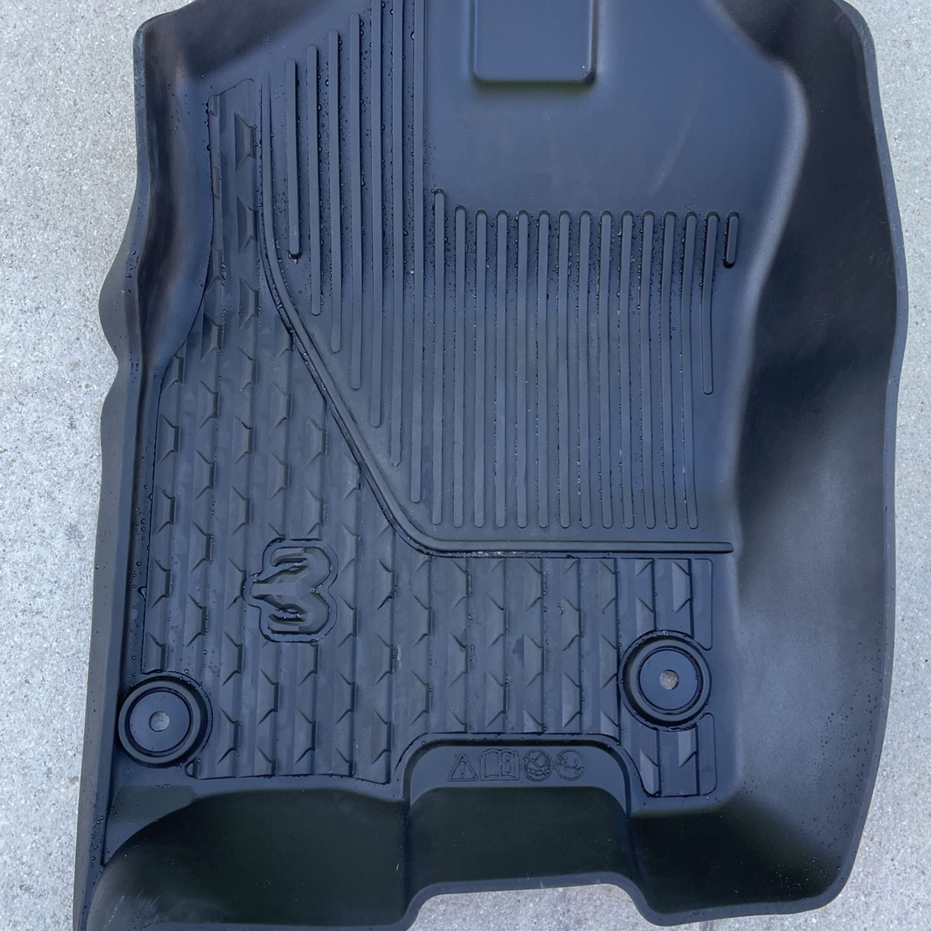Floor Mats 2021 Ram 1500 Qud Cab for Sale in Miami, FL OfferUp