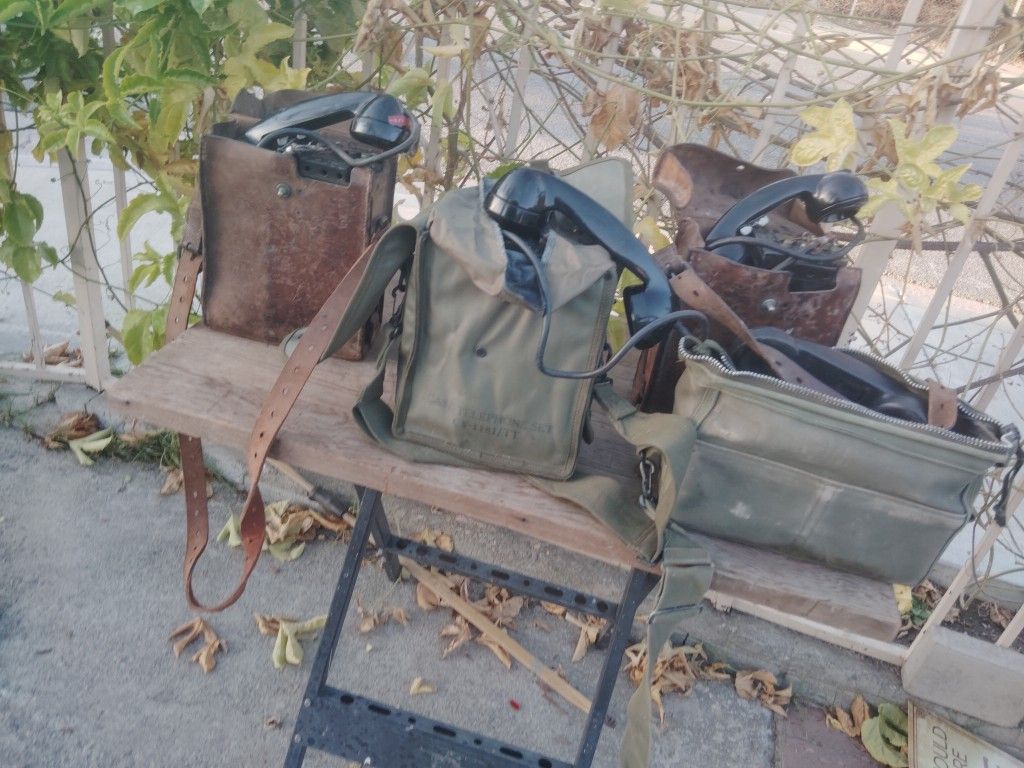 4.   Cuatro.  Teléfonos. ..De.  .Larmy ....Viejitos.  .De. .. 1800.     Antiguos.  .En.    Duarte. ...