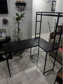 Corner desk table