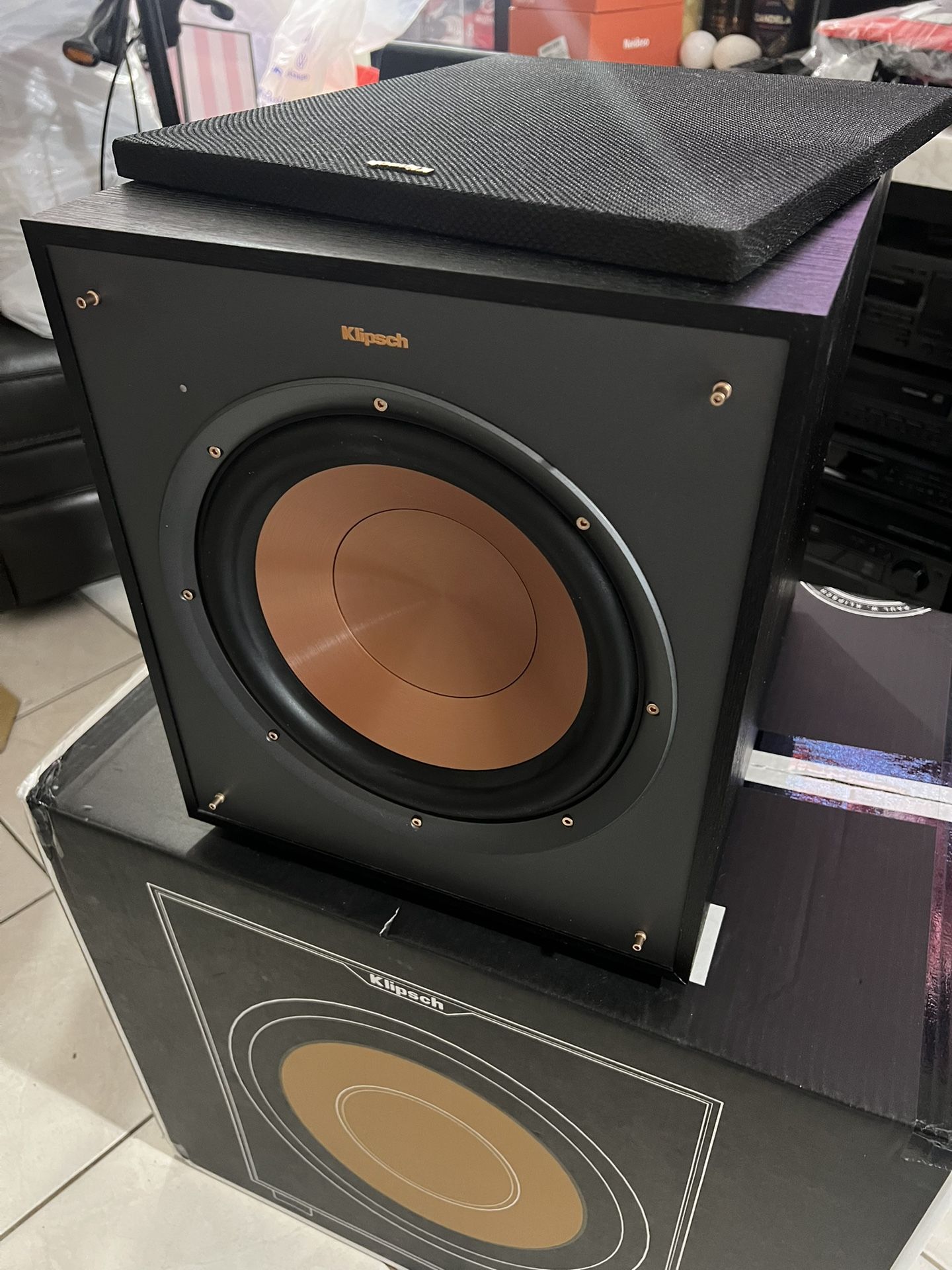 Klipsch R 100SW Subwoofer 10” A Green Light In Front When Turned On
