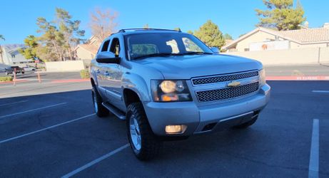 5.3 v8  Avalanche z71 4x4  luxury package