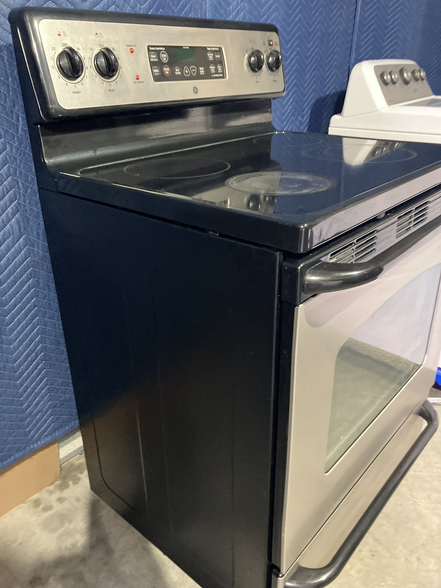 GE STAINLESS STEEL GLASS TOP STOVE (DELIVERY AVAILABLE