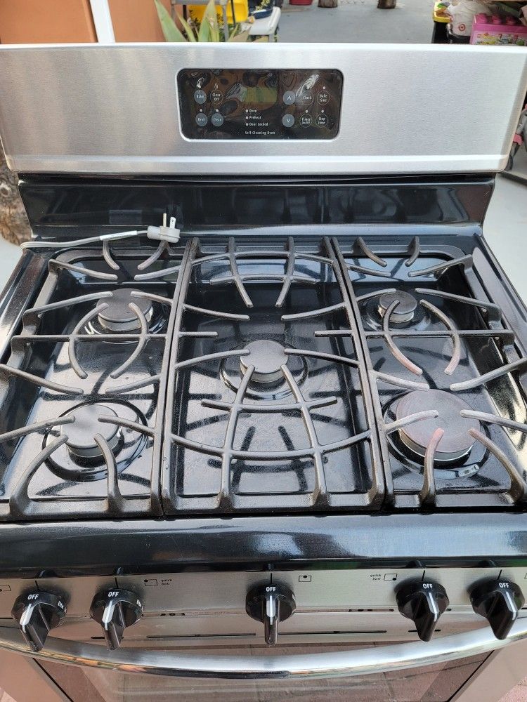 Frigidaire Gas Stove OVEN DOESN'T WORK!!! for Sale in Los Angeles, CA