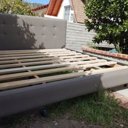 KING size Bed frame beauty and excellent quality wood $150 pick up in WEST HILLS CA.