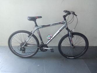 BICYCLE TREK 21 SPEED SIZE 26 BRAND NEW