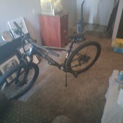 7 Speed Schwinn mountain Bike With Disc Brakes