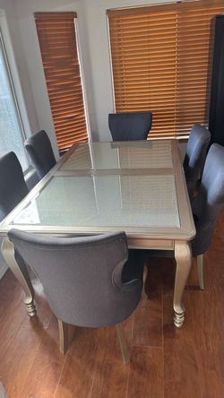 Comedor de 6 sillas  tiene extensión para 8