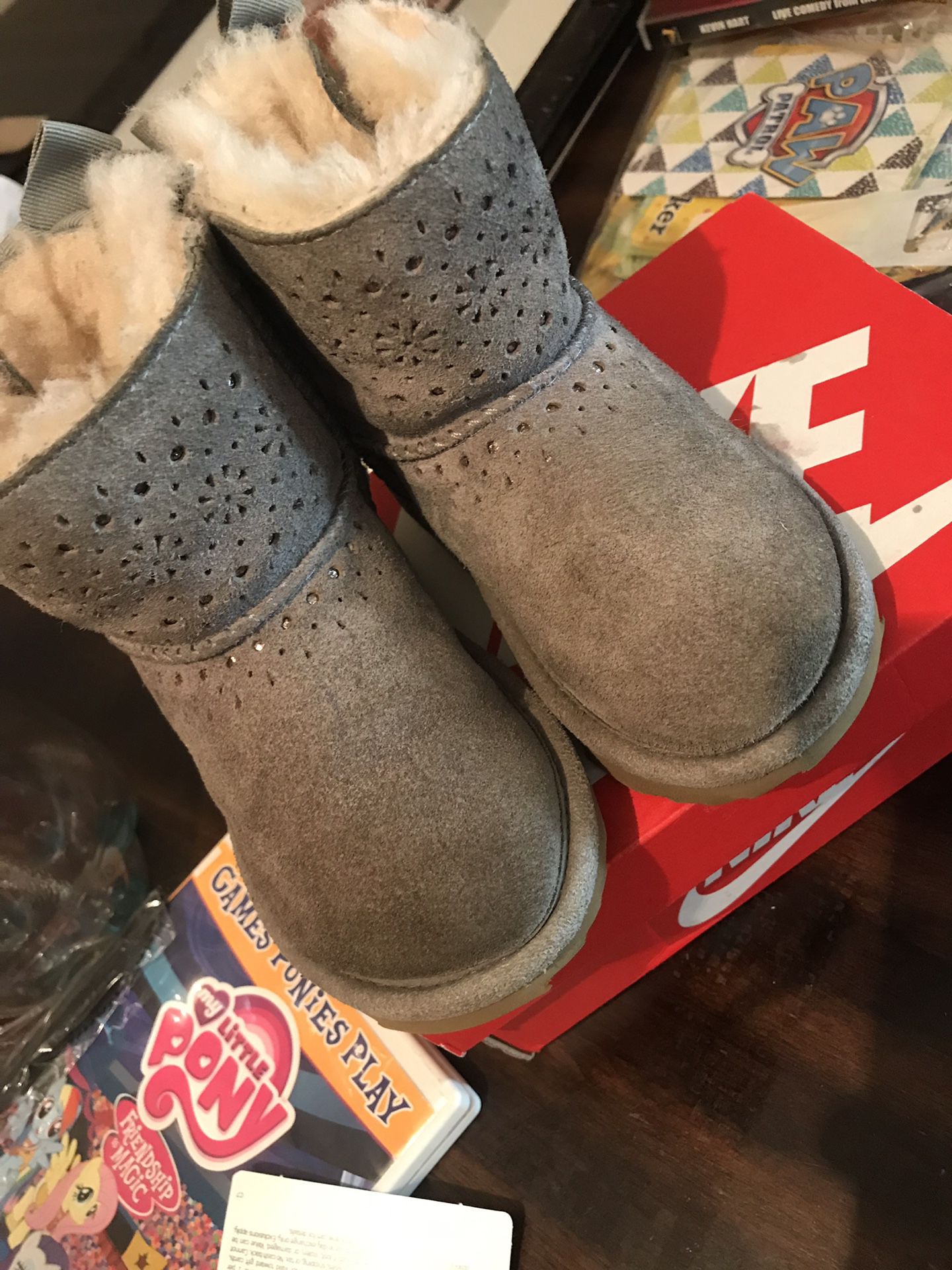 Ugg boots for a little girl size 7c