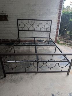 Queen Size Metal Bed Frame with Vintage Circular Design Headboard and Footboard