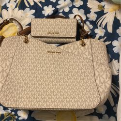 Michael Kors Bag And Wallet  Great Conditions  140$ OBO 