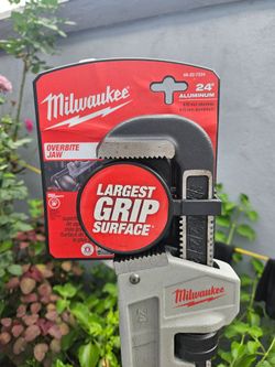 MILWAUKEE PIPE WRENCH 24 IN