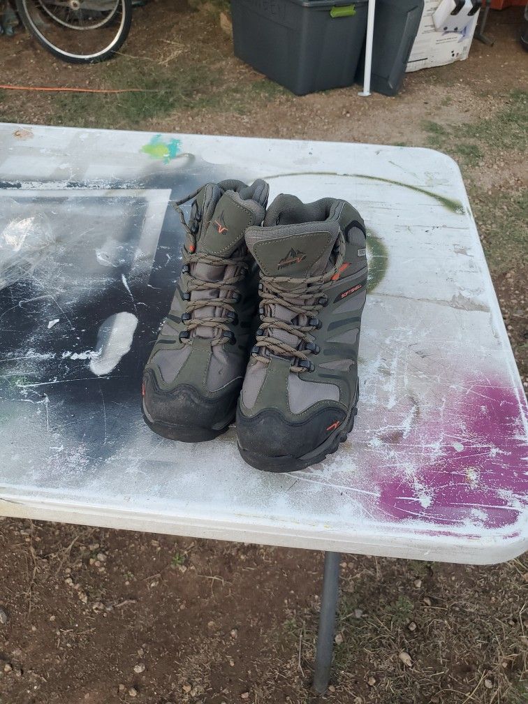 NORTIV8 HIKING BOOTS SIZE 9. I ASK $35.00