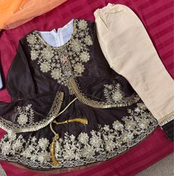 Black and gold embroidered dress (kid)