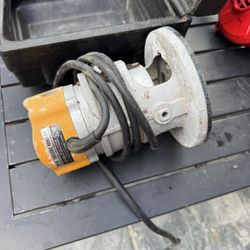 Black & Decker Deluxe Router 7616 – Works Great