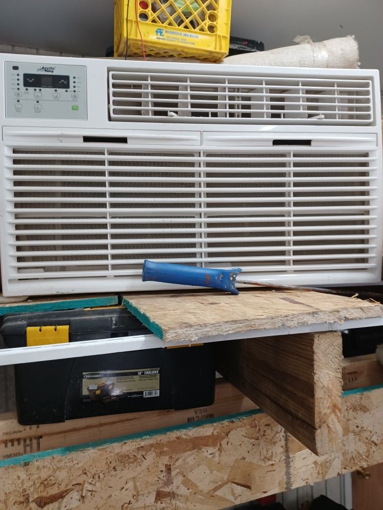 Artic King 19000 BTu Ac With Remote 220v