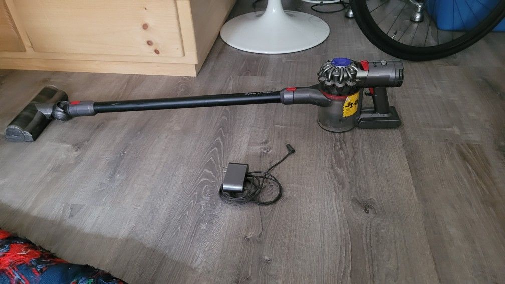 Dyson V7 Vaccum 