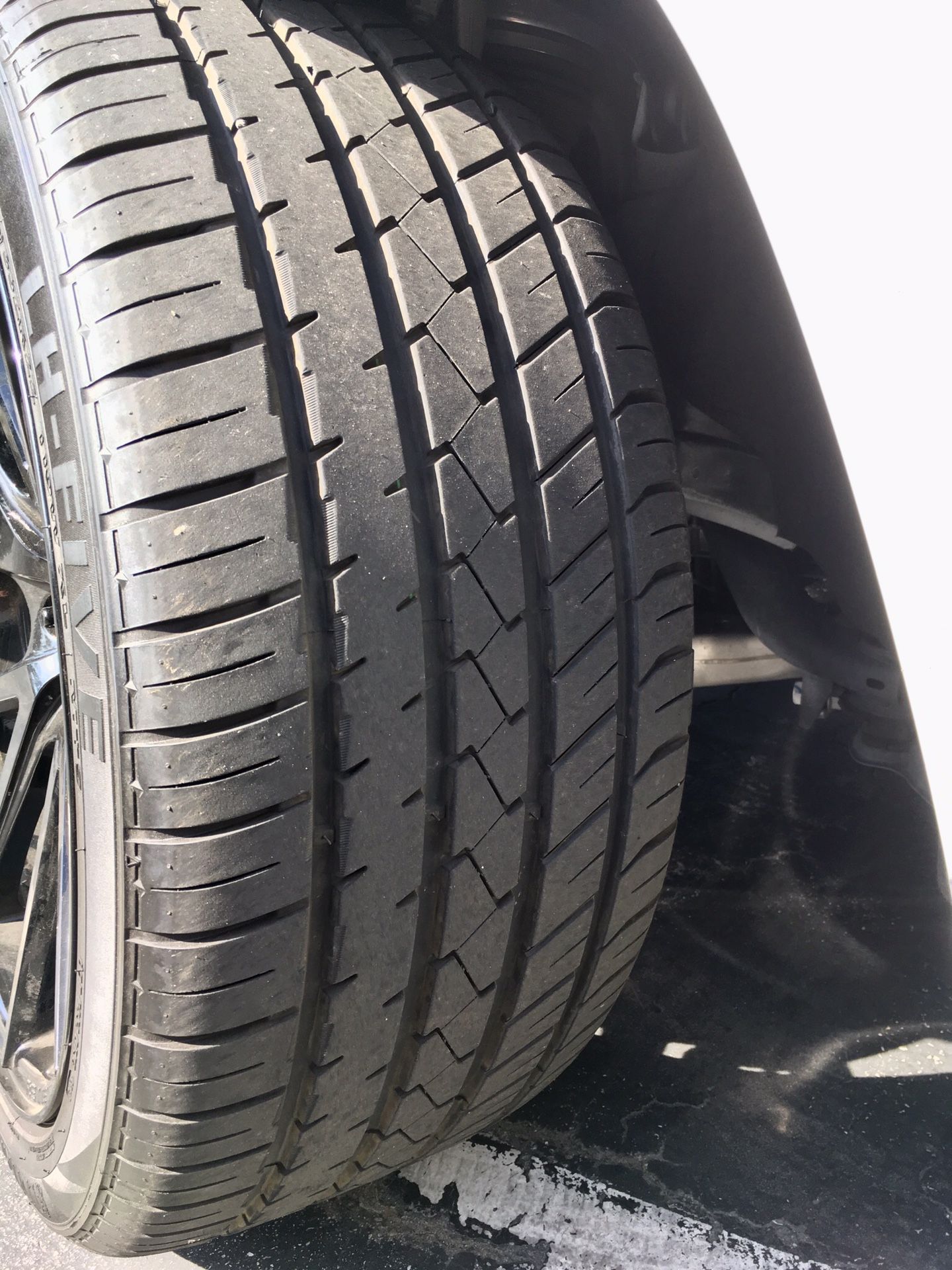 305/35R22 Tires (305/35/22) Lionhart LH-Five All Season Tires - (2 Tires)