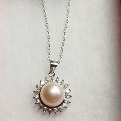 Very Nice Freshwater Pearl Necklace /Earrings set