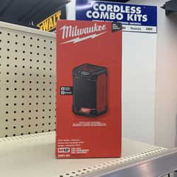 Milwaukee M12 Radio + Charger 