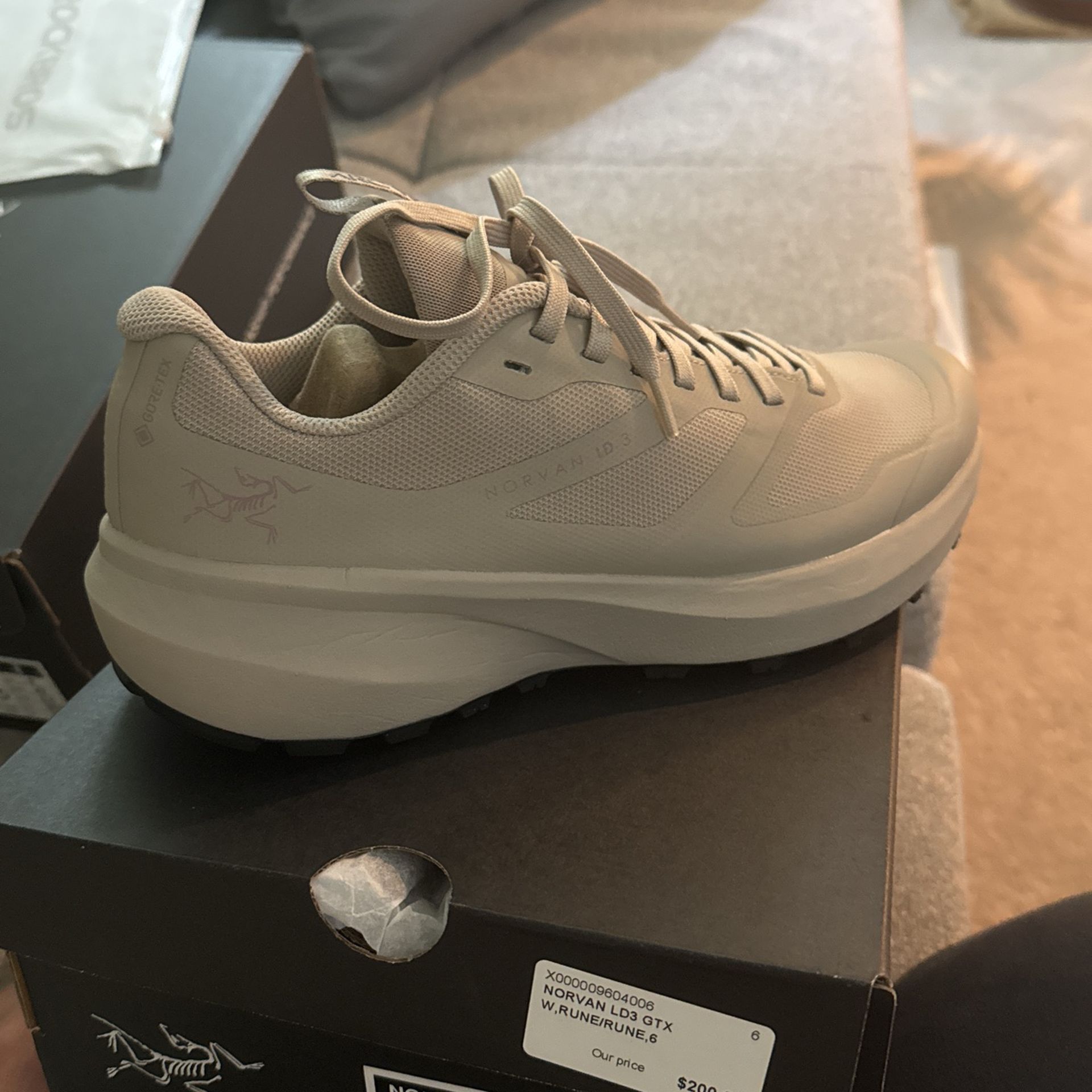 Never Used Arc’teryx Shoes 7.5