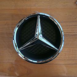 Mercedes-Benz Grille Beam Star Emblem & Housing