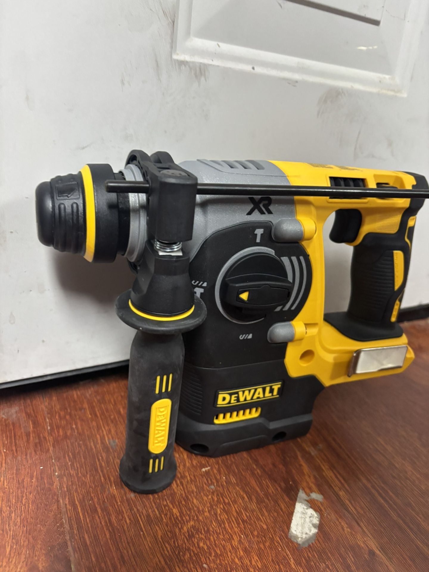 UEWALI 20V MAX XR Cordless Brushless 1 in. SDS Plus L-Shape Rotary Hammer (Tool Only)