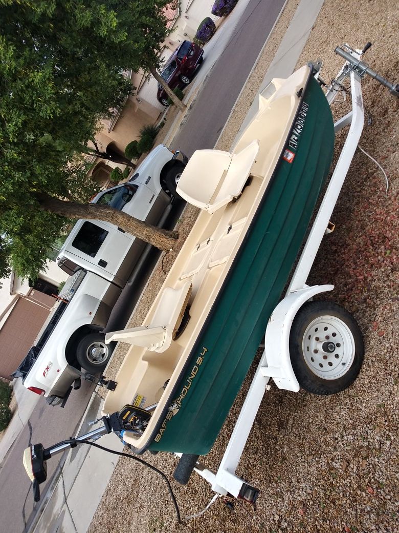 Boat bass hound 9.4 with trialer for Sale in Surprise, AZ OfferUp