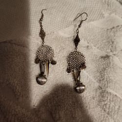 VERY UNIQUE shell Earrings. Pictures Dont Do Justice 