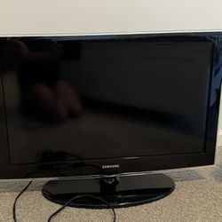 Samsung TV 35 In The Screen Is 32 In  + Amazon Fire