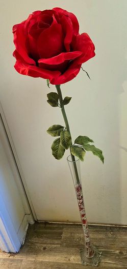 Tall Red Rose Display With Glass Vase And Colored Glass Pebbles