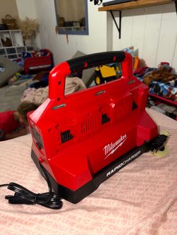 Milwaukee M18 18V Lithium-Ion PACKOUT 6-Port Rapid Charger