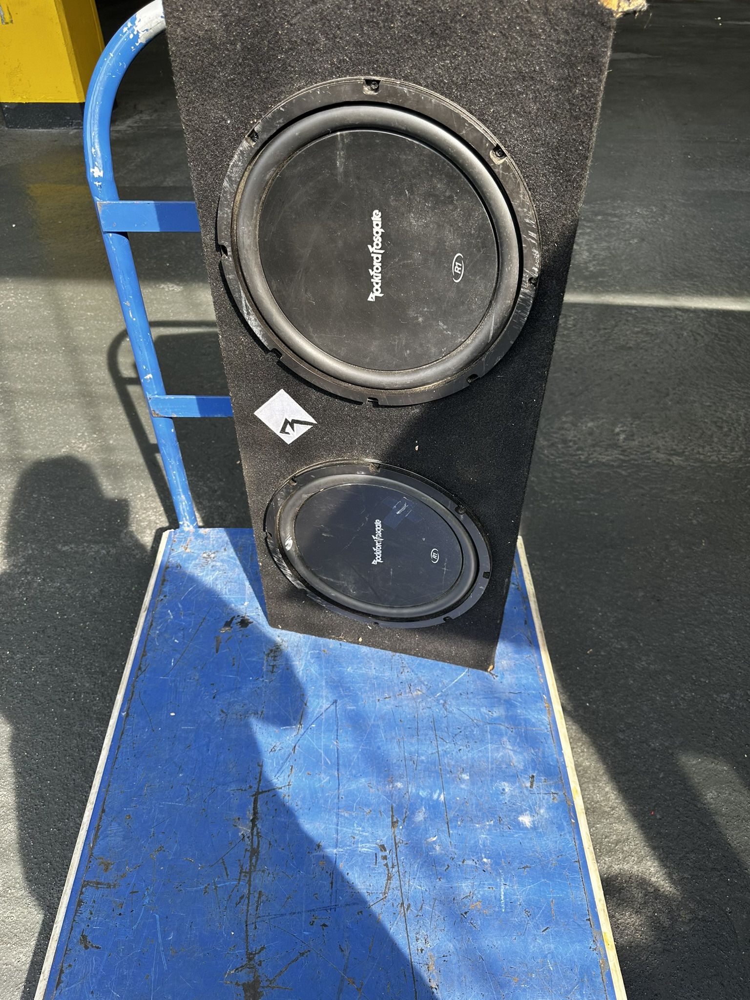 Car speakers Base Amps