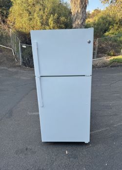 General Electric Refrigerator Fridge Freezer Free Local Delivery/30 Day Warranty