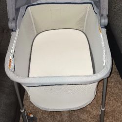 Graco 2 In 1 Bedside Bassinet  With Infantino Carrier 