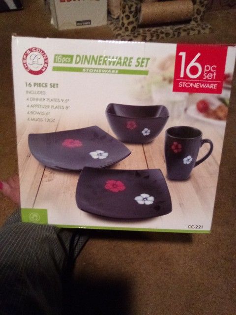 16 Piece Dinnerware Set