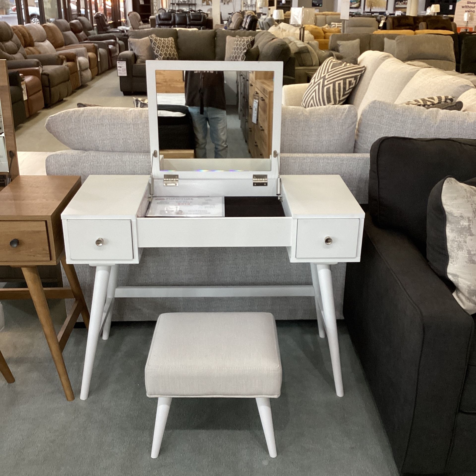 Thadamere Vanity Set