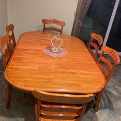 Dining Room Table Sold Oak w/ 6 Matching Chairs