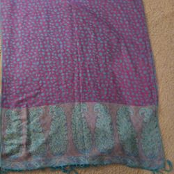 GORGEOUS Genuine 100% Pashmina Silk 28"x75" JAMAWAR Tassled Shawl.

Elevate your fashion game with this exquisite 100% Pashmina silk shawl. 