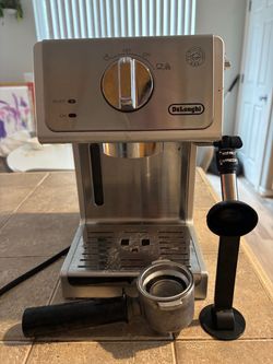 De'Longhi Espresso Machine with Steam Wand