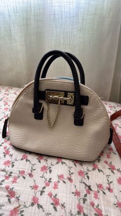 Vintage white leather handbag, good condition HAS TO GO!!!