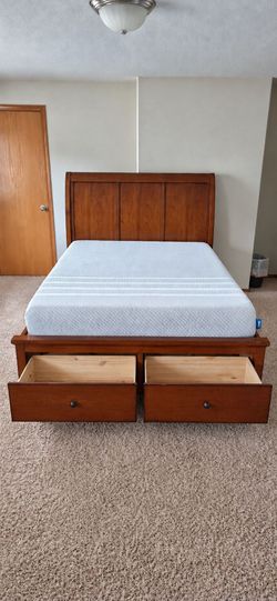 Very Nice Queen Sleigh Storage Platform Bed Frame w/ Leesa Original Mattress