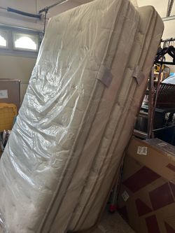 Saatva mattresses 2 twin xl= king like new