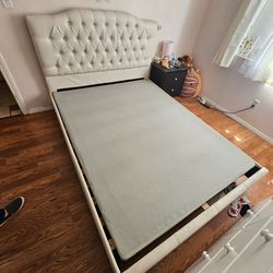 QUEEN-SIZE FULL BED COMPLETE FRAME QUEEN
MATRESS QUEEN
WOOD SUPPORT
VERY NICE AND CLEAN USED 2 WEEKS ONLY IF SOMEONE INTERESTED PLEASE LET ME KNOW PLE