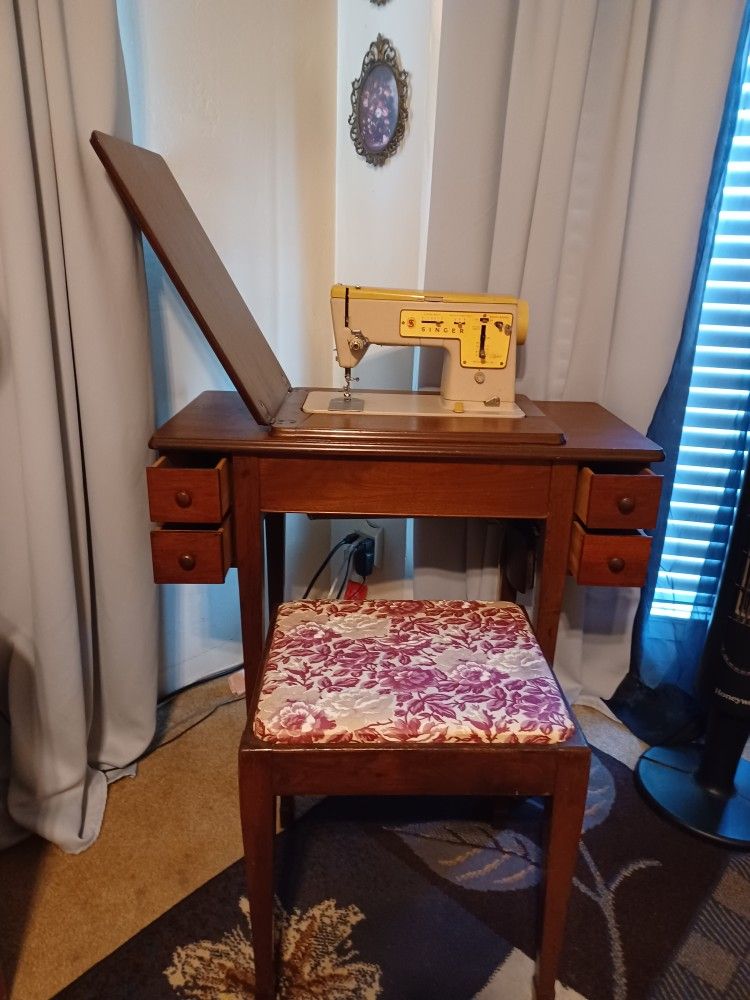 Singer Sewing Machine In Wooden Cabinet