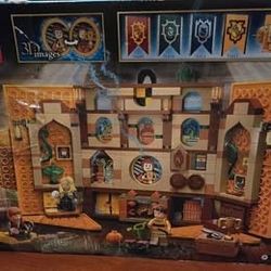 LEGO Harry Potter Hufflepuff Dormitory Banner Hogwarts Themed Building Kit with Minifigures