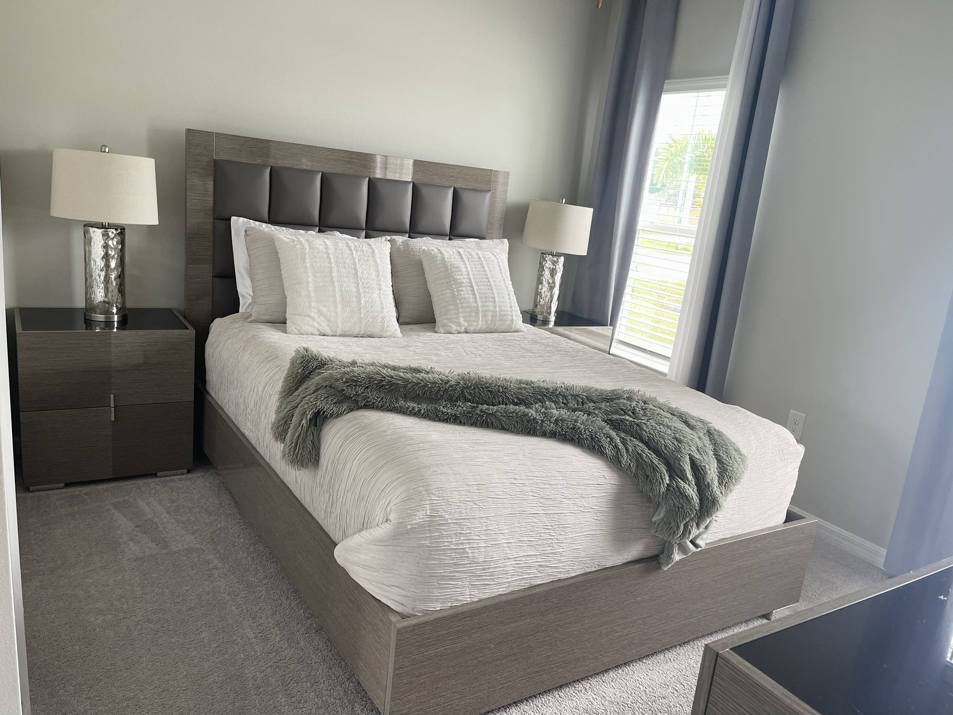 Queen Bedroom Set (mattress included)