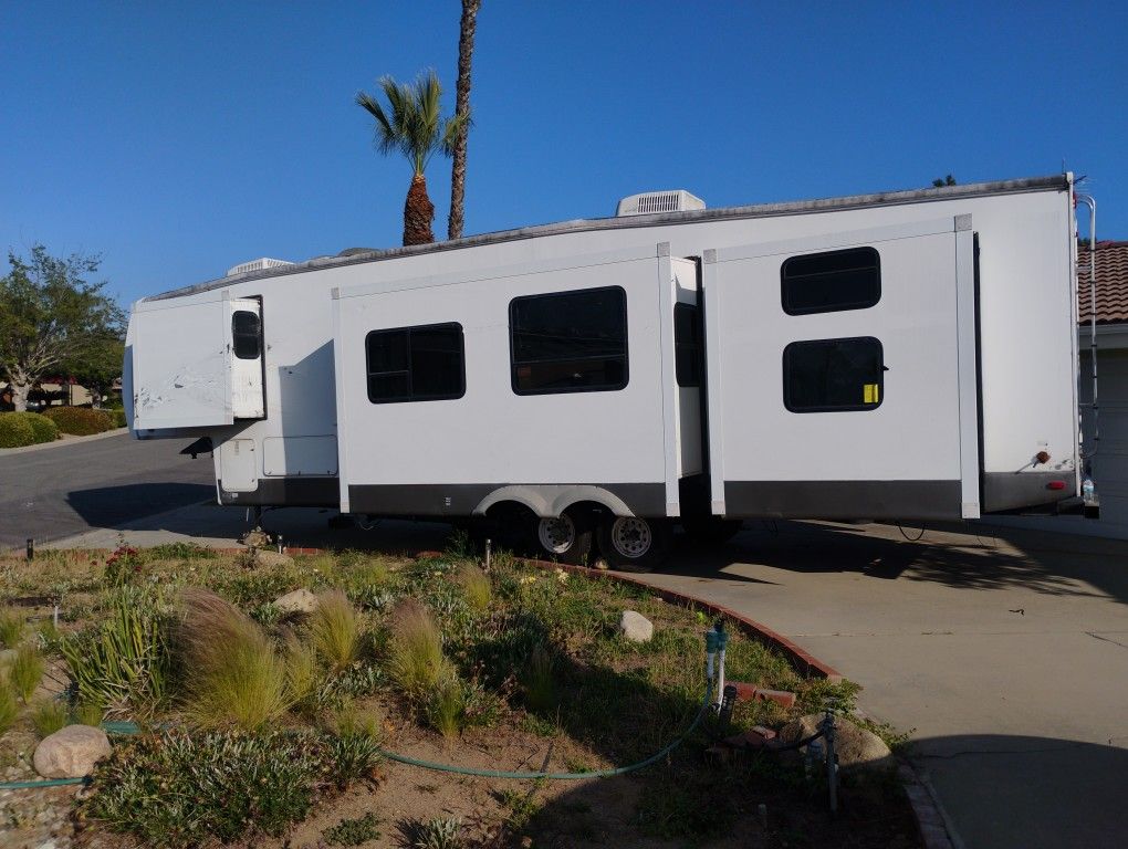 Fifth Wheel Trailer Sierra Mountain 2011 Next