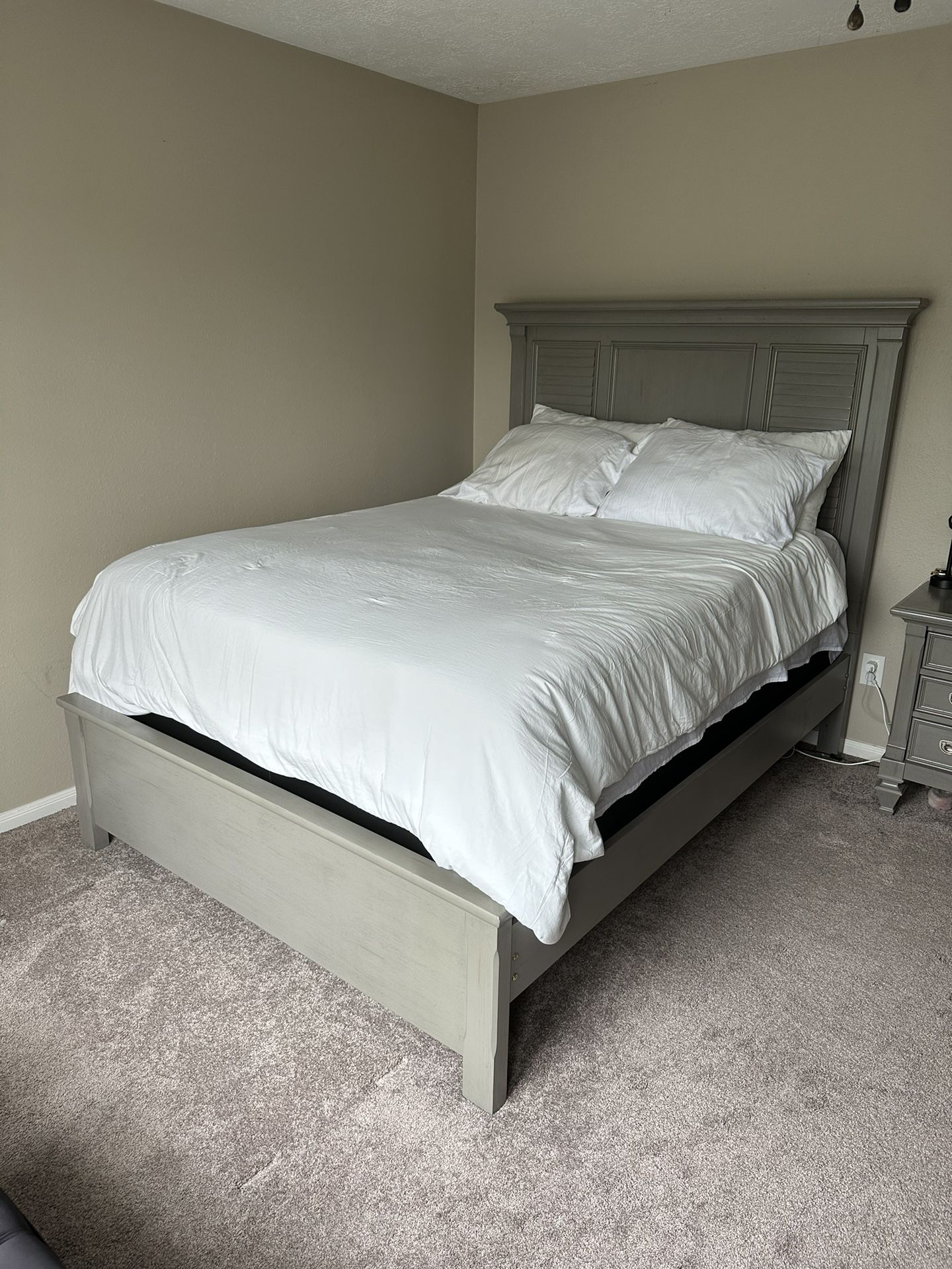 Grey / gray 3 piece queen bedroom set